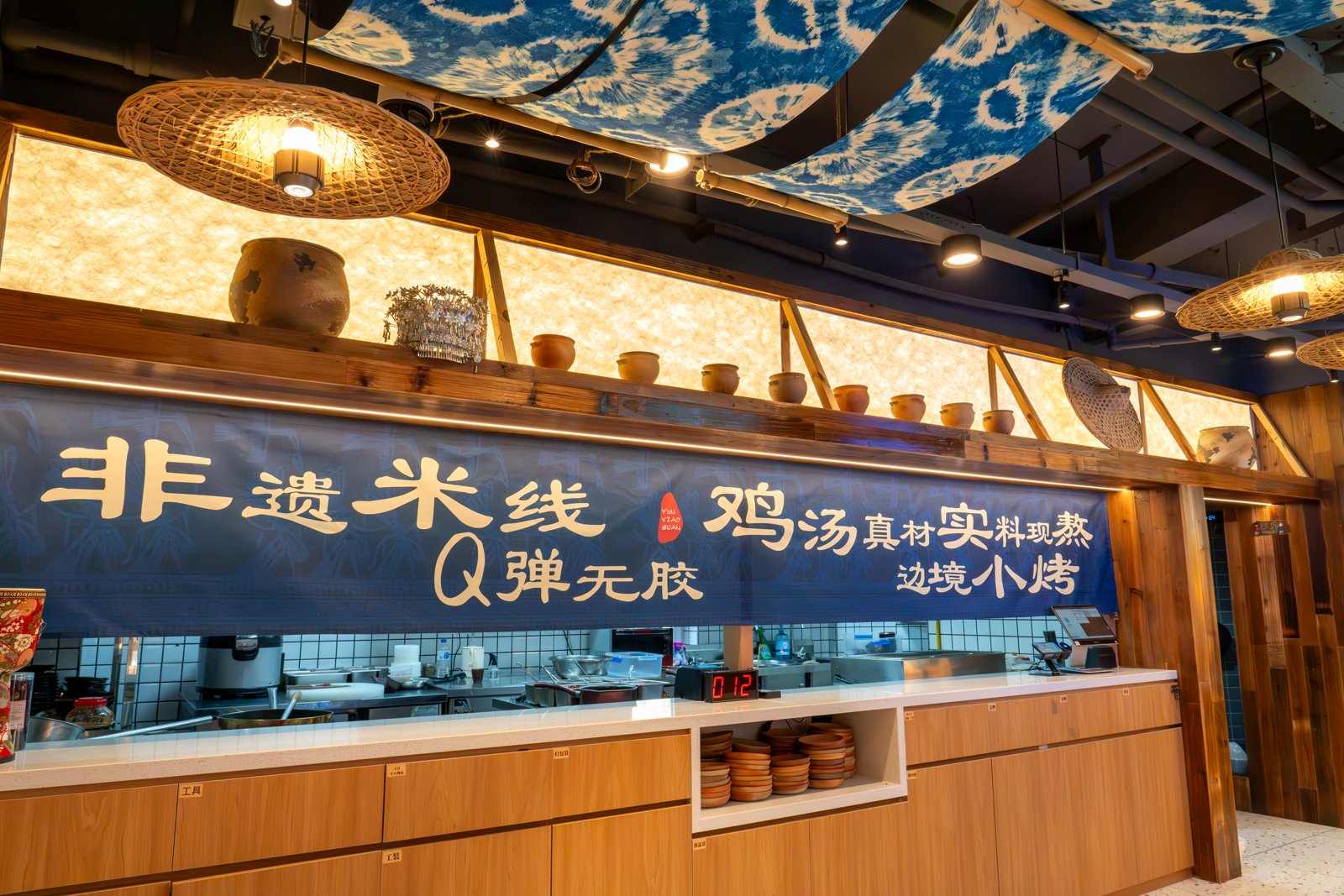云霄罐罐罐米线门店实景 · 明档出餐口